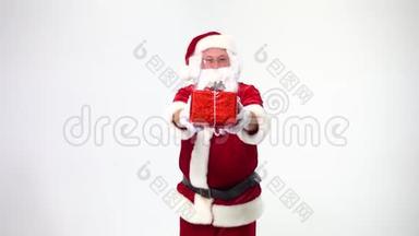 圣诞节。 圣诞老人在白色的背景上，带着一个带蝴蝶结的红色盒子，给它。 出席。